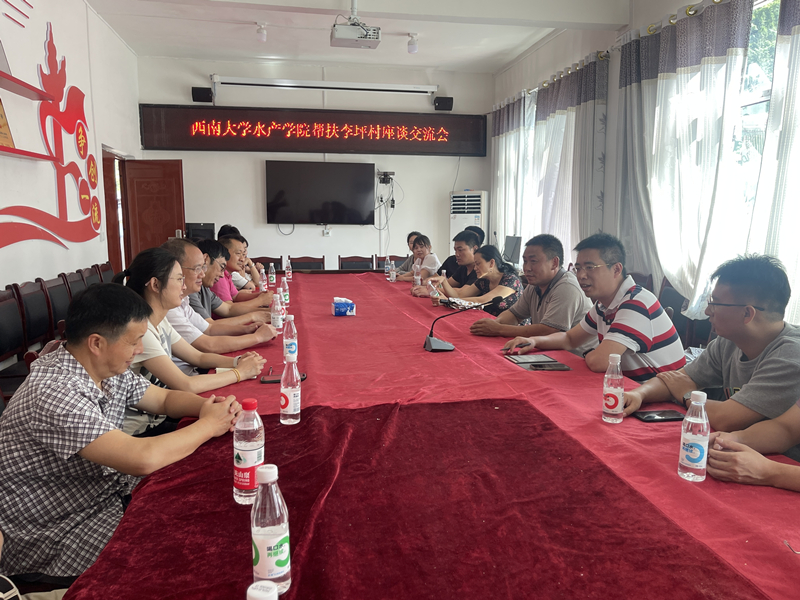 在城口县咸宜镇李坪村,专家教授们和必赢76net线路教务处副处长、驻李坪村第一书记易鹏座谈_副本.jpg