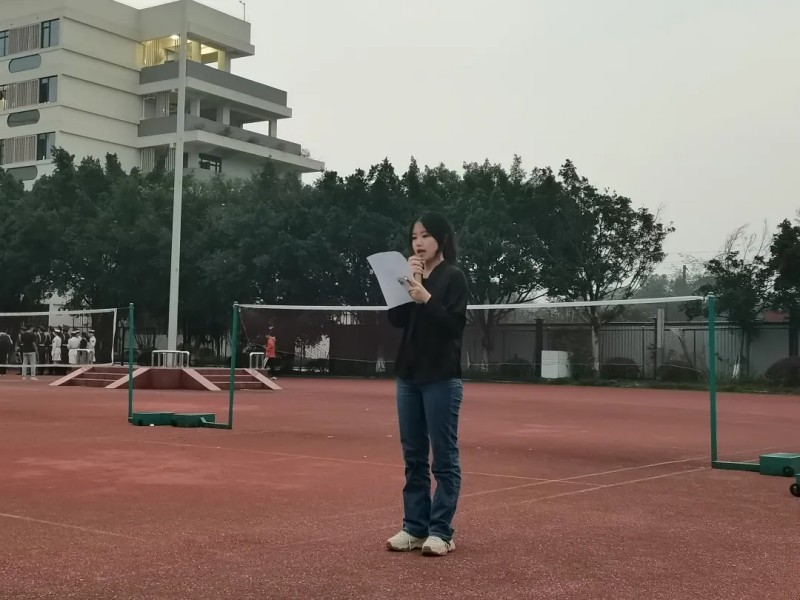 1.新生代表陈东阳进行国旗下发言_副本.jpg