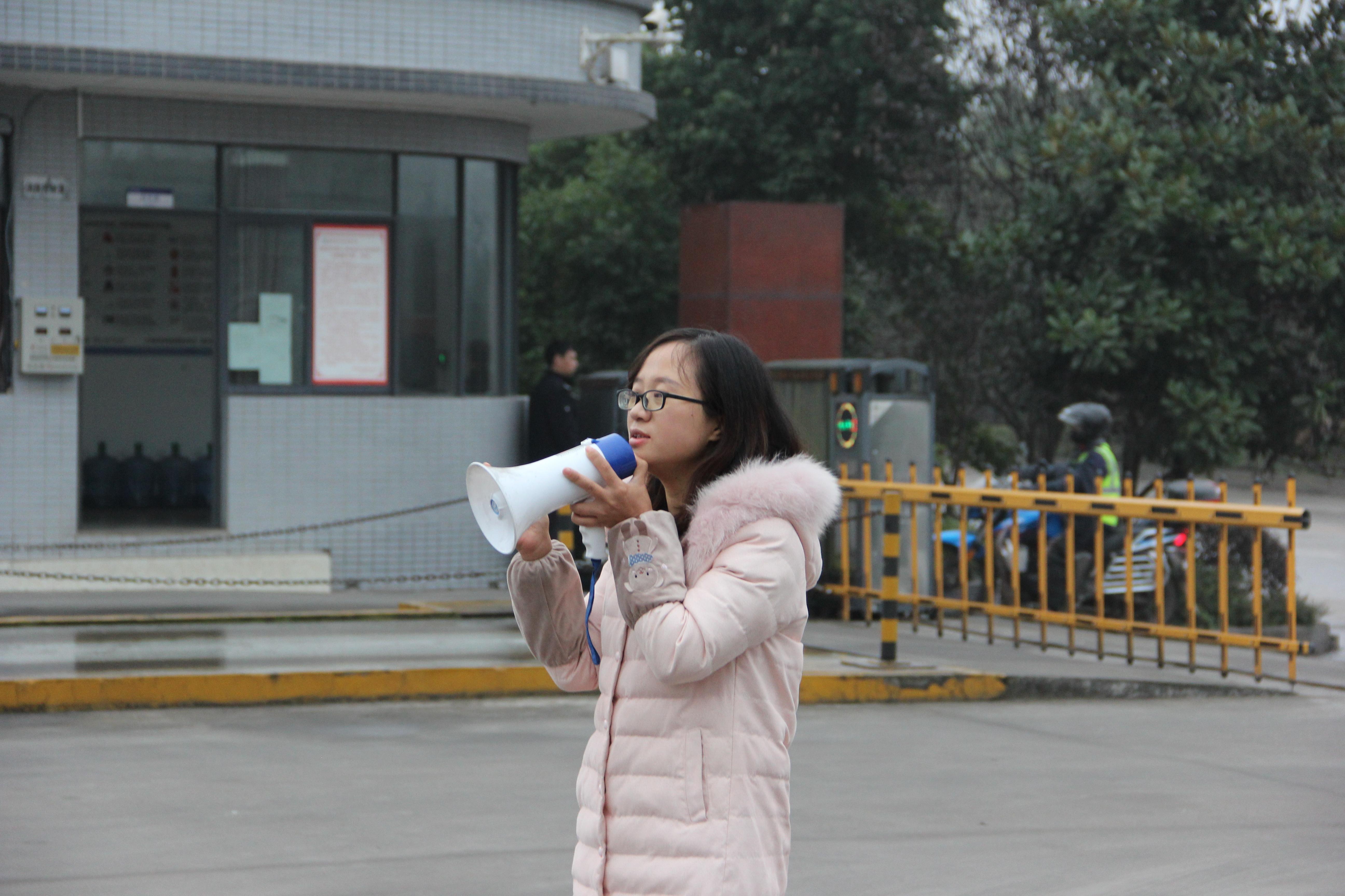 图片1:钟小娅经理为大家讲解注意事项.jpg