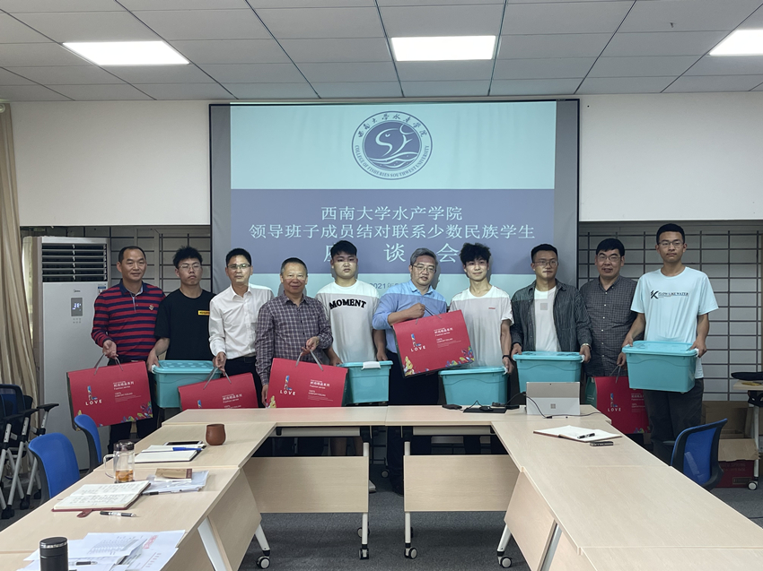 必赢76net线路官网处级领导向“结对认亲”员工赠送生活大礼包.jpg